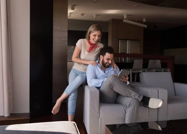 Pareja Joven Relajándose Casa Usando Tabletas Leyendo Sala Estar Sofá — Foto de Stock