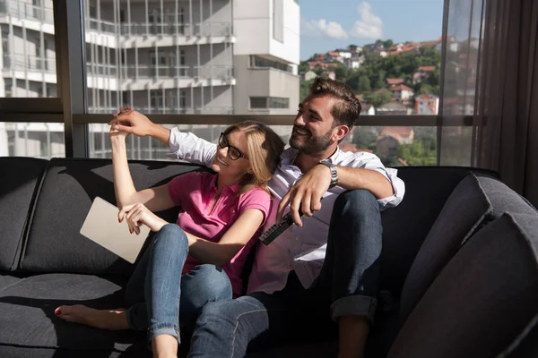 Unga par sitter på soffan — Stockfoto