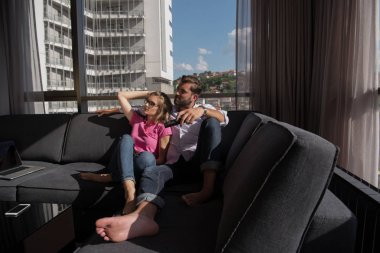 Genç çift kanepede oturuyor.