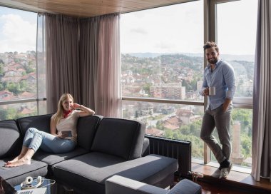 tablet bilgisayar kullanarak evde rahatlatıcı Çift