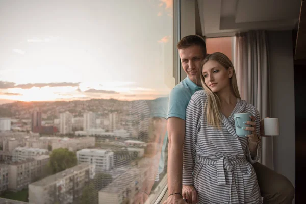 Romântico Feliz Jovem Casal Desfrutando Café Noite Bela Paisagem Pôr — Fotografia de Stock