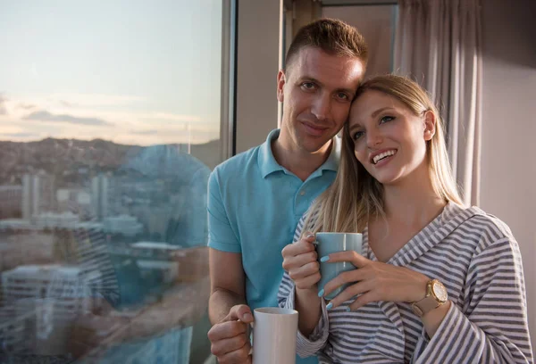 Romantiska Glad Unga Par Njuter Kvällskaffe Och Vacker Solnedgång Landskap — Stockfoto