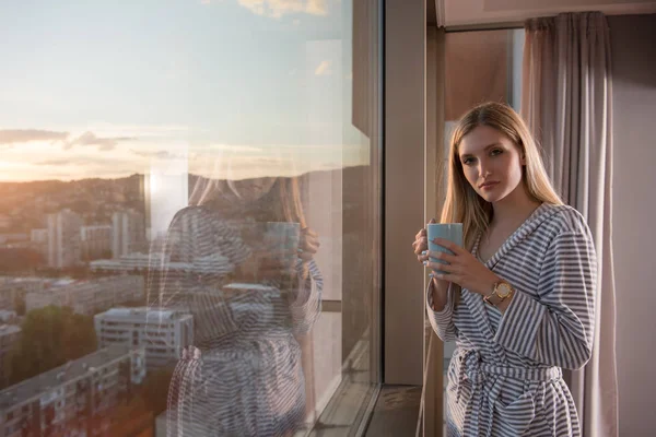 Jonge Vrouw Badjas Genieten Van Avond Koffie Prachtige Zonsondergang Landschap — Stockfoto