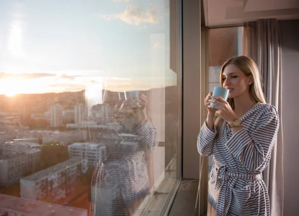 Jeune Femme Peignoir Dégustant Café Soir Beau Paysage Coucher Soleil — Photo