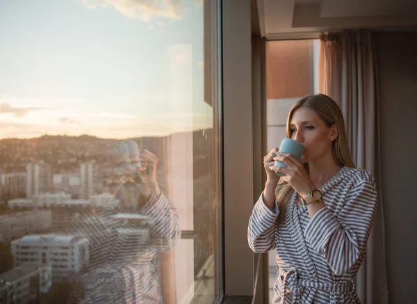 Jeune Femme Peignoir Dégustant Café Soir Beau Paysage Coucher Soleil — Photo