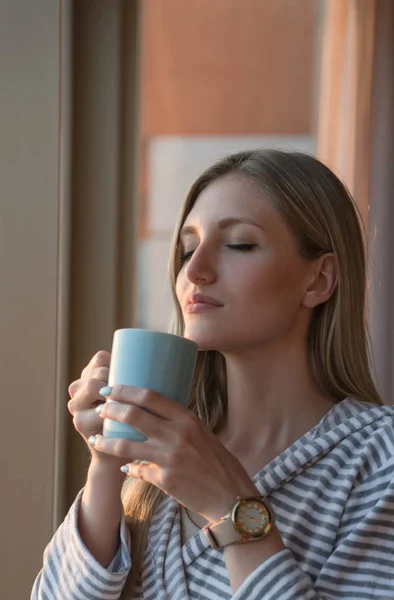 Giovane Donna Accappatoio Godendo Caffè Serale Bellissimo Paesaggio Tramonto Della — Foto Stock