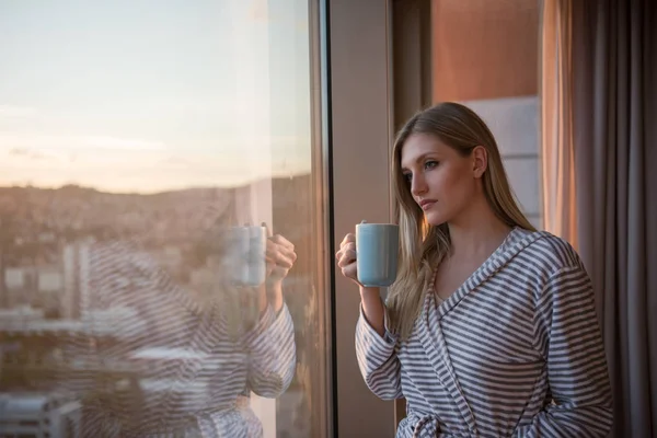 Jonge Vrouw Badjas Genieten Van Avond Koffie Prachtige Zonsondergang Landschap — Stockfoto