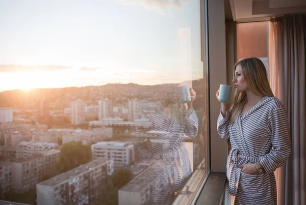 Jonge Vrouw Badjas Genieten Van Avond Koffie Prachtige Zonsondergang Landschap — Stockfoto