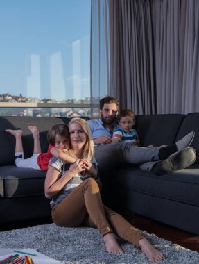 Mutlu Genç Aile, tablet ve çizim setiyle evde birlikte oynuyor.