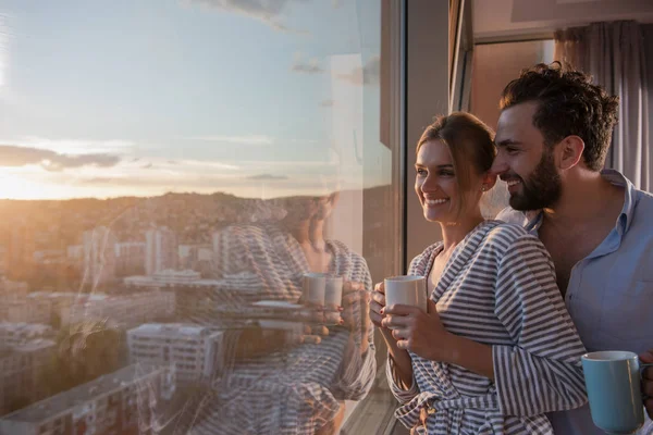 Romantiska Glad Unga Par Njuter Kvällskaffe Och Vacker Solnedgång Landskap — Stockfoto