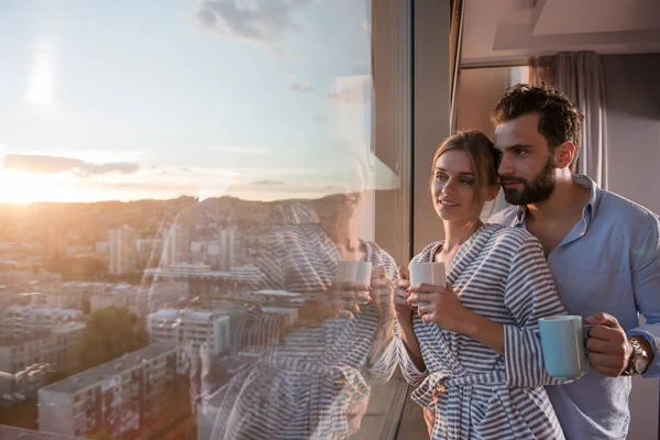 Romantiska Glad Unga Par Njuter Kvällskaffe Och Vacker Solnedgång Landskap — Stockfoto