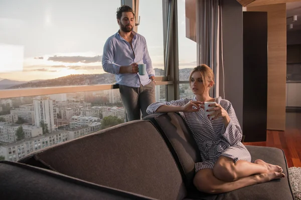 Romantica Coppia Felice Godendo Caffè Serale Bel Paesaggio Tramonto Della — Foto Stock