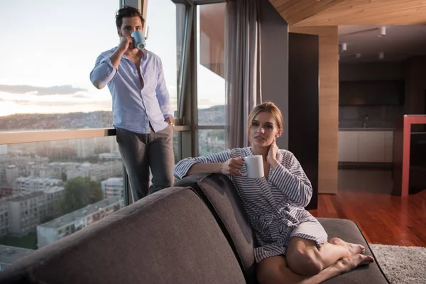 Romantisches Glückliches Junges Paar Genießt Den Abendkaffee Und Die Wunderschöne — Stockfoto