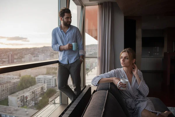 Romântico Feliz Jovem Casal Desfrutando Café Noite Bela Paisagem Pôr — Fotografia de Stock