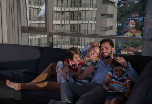 Coppia Felice Trascorrere Del Tempo Con Bambini Utilizzando Tablet Sul — Foto Stock