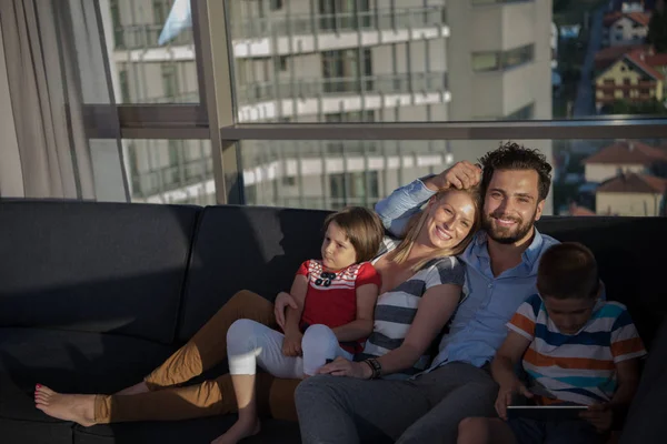 Lyckliga Par Tillbringar Tid Med Barn Som Använder Surfplatta Dator — Stockfoto