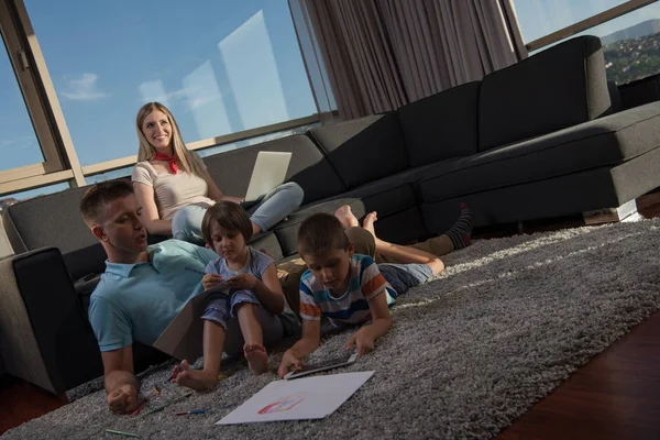 Happy Young Family Giocare Insieme Casa Sul Pavimento Utilizzando Computer — Foto Stock