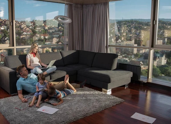 Glückliche Junge Familie Spielt Hause Auf Dem Fußboden Mit Einem — Stockfoto