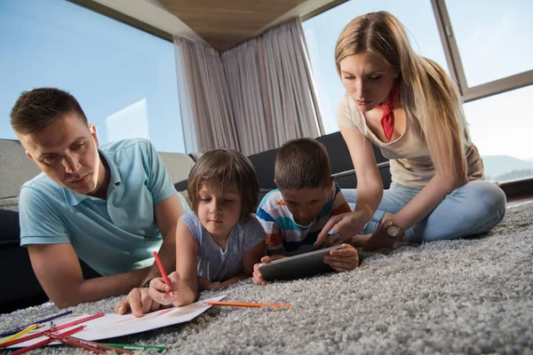 Happy Young Family Giocare Insieme Casa Sul Pavimento Con Tablet — Foto Stock