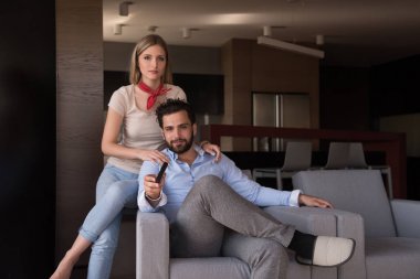 Birlikte içinde onların lüks ev kanepe izlerken televizyonda genç Çift