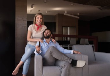 Birlikte içinde onların lüks ev kanepe izlerken televizyonda genç Çift