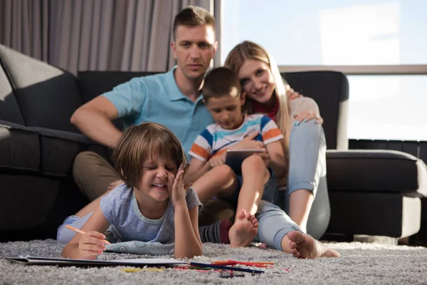 Happy Young Family Παίζοντας Μαζί Στο Σπίτι Στο Πάτωμα Χρησιμοποιώντας — Φωτογραφία Αρχείου