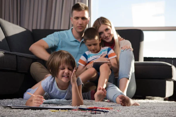 Happy Young Family Giocare Insieme Casa Sul Pavimento Con Tablet — Foto Stock