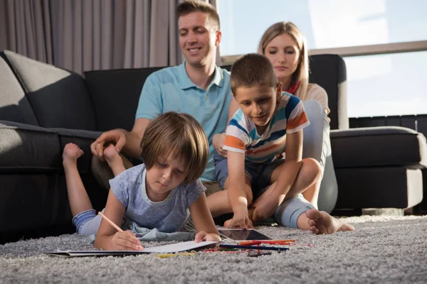 Happy Young Family Společně Doma Podlaze Pomocí Tabletu Dětské Kreslicí — Stock fotografie