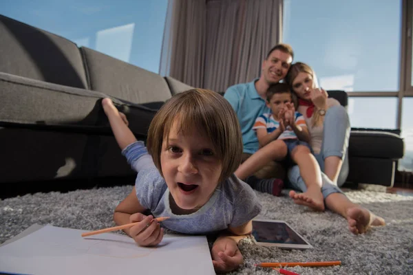 Happy Young Family Giocare Insieme Casa Sul Pavimento Con Tablet — Foto Stock