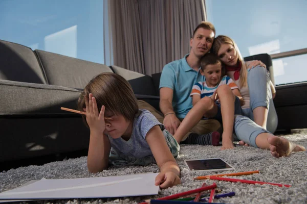 Happy Young Family Giocare Insieme Casa Sul Pavimento Con Tablet — Foto Stock