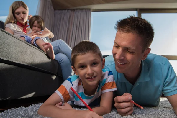 Happy Young Family Giocare Insieme Casa Sul Pavimento Con Tablet — Foto Stock