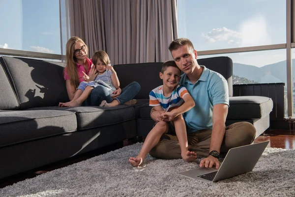 Família Feliz Pai Mãe Filhos Jogando Jogo Vídeo Pai Filho — Fotografia de Stock