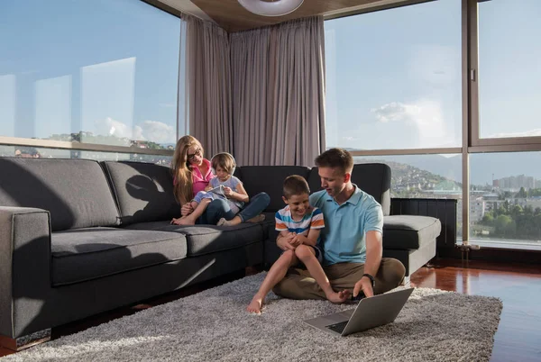 Familia Feliz Padre Madre Hijos Jugando Videojuego Padre Hijo Jugando — Foto de Stock