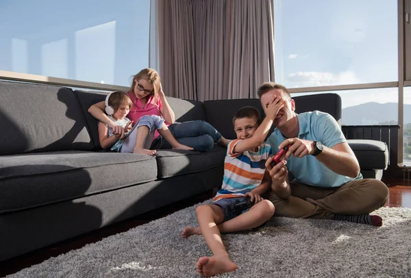 Gelukkige Familie Vader Moeder Kinderen Spelen Een Videospel Vader Zoon — Stockfoto