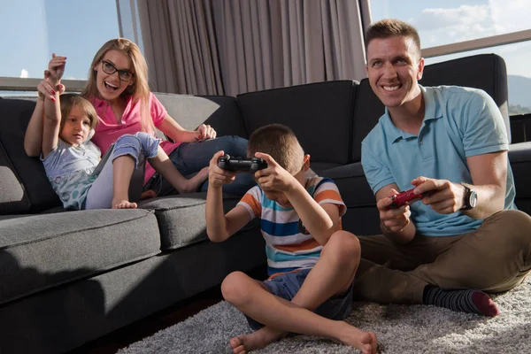 Familia Feliz Padre Madre Hijos Jugando Videojuego Padre Hijo Jugando —  Fotos de Stock