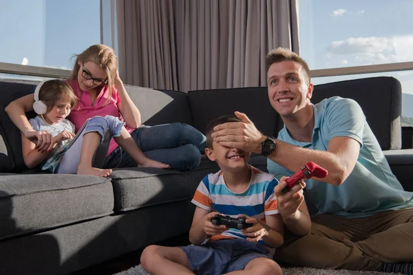 Una Famiglia Felice Padre Madre Figli Che Giocano Videogioco Padre — Foto Stock