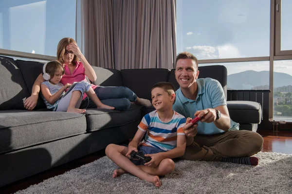 Glückliche Familie Vater Mutter Und Kinder Spielen Videospiel Vater Und — Stockfoto