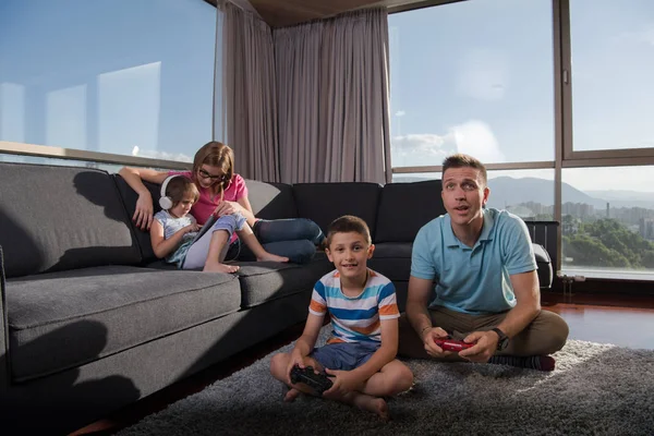 Happy Family Father Mother Children Playing Video Game Father Son — Stock Photo, Image