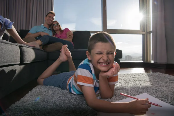 Glückliche Junge Familie Spielt Hause Mit Tablet Und Kinderzeichenset Auf — Stockfoto