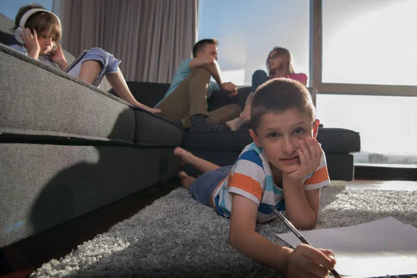 Happy Young Family Samen Spelen Vloer Met Een Tablet Een — Stockfoto