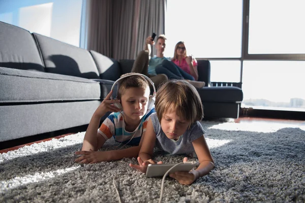 Familia Joven Feliz Jugando Juntos Casa Kids Usando Tableta Suelo — Foto de Stock