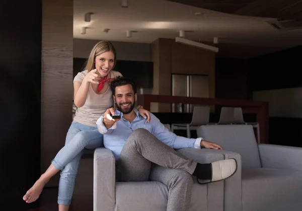 Mladý Pár Pohovce Sledují Televizi Společně Jejich Luxusní Domov — Stock fotografie