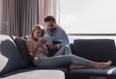 tablet bilgisayar kullanarak evde rahatlatıcı Çift