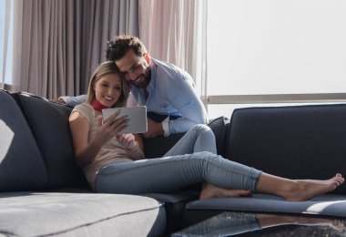 tablet bilgisayar kullanarak evde rahatlatıcı Çift