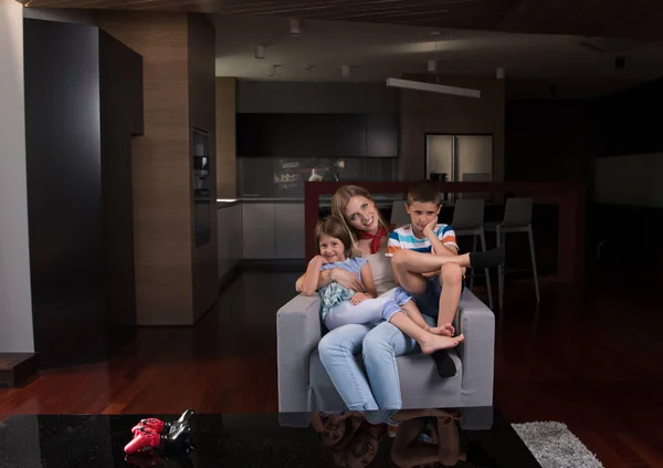 Portrait Une Mère Heureuse Avec Des Enfants Sur Fauteuil Maison — Photo