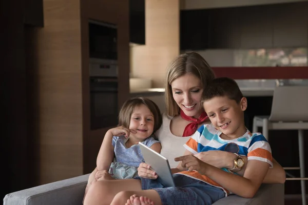 Mutlu Anne Çocuklarla Vakit Geçiriyor Evdeki Koltukta Tablet Bilgisayar Kullanıyor — Stok fotoğraf