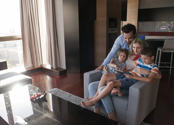 Pareja Feliz Pasar Tiempo Con Los Niños Usando Tableta Sillón —  Fotos de Stock