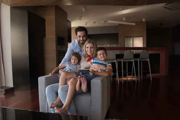 Pareja Feliz Pasar Tiempo Con Los Niños Usando Tableta Sillón — Foto de Stock