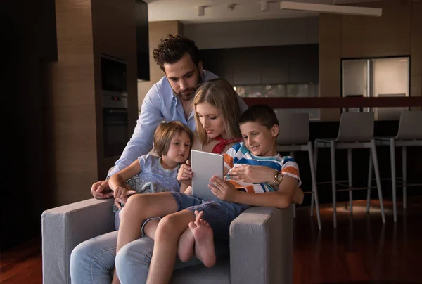 Coppia Felice Trascorrere Del Tempo Con Bambini Utilizzando Tablet Una — Foto Stock