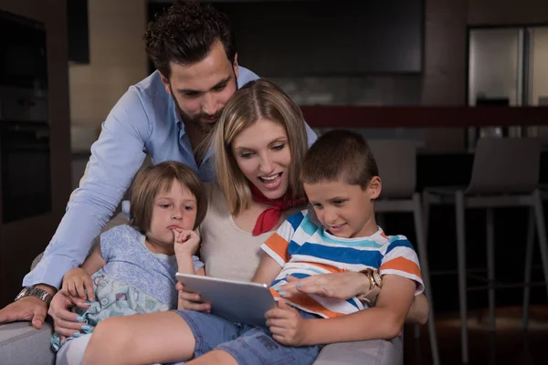 Mutlu Çift Çocuklarla Vakit Geçiriyor Evdeki Koltukta Tablet Bilgisayar Kullanıyorlar — Stok fotoğraf